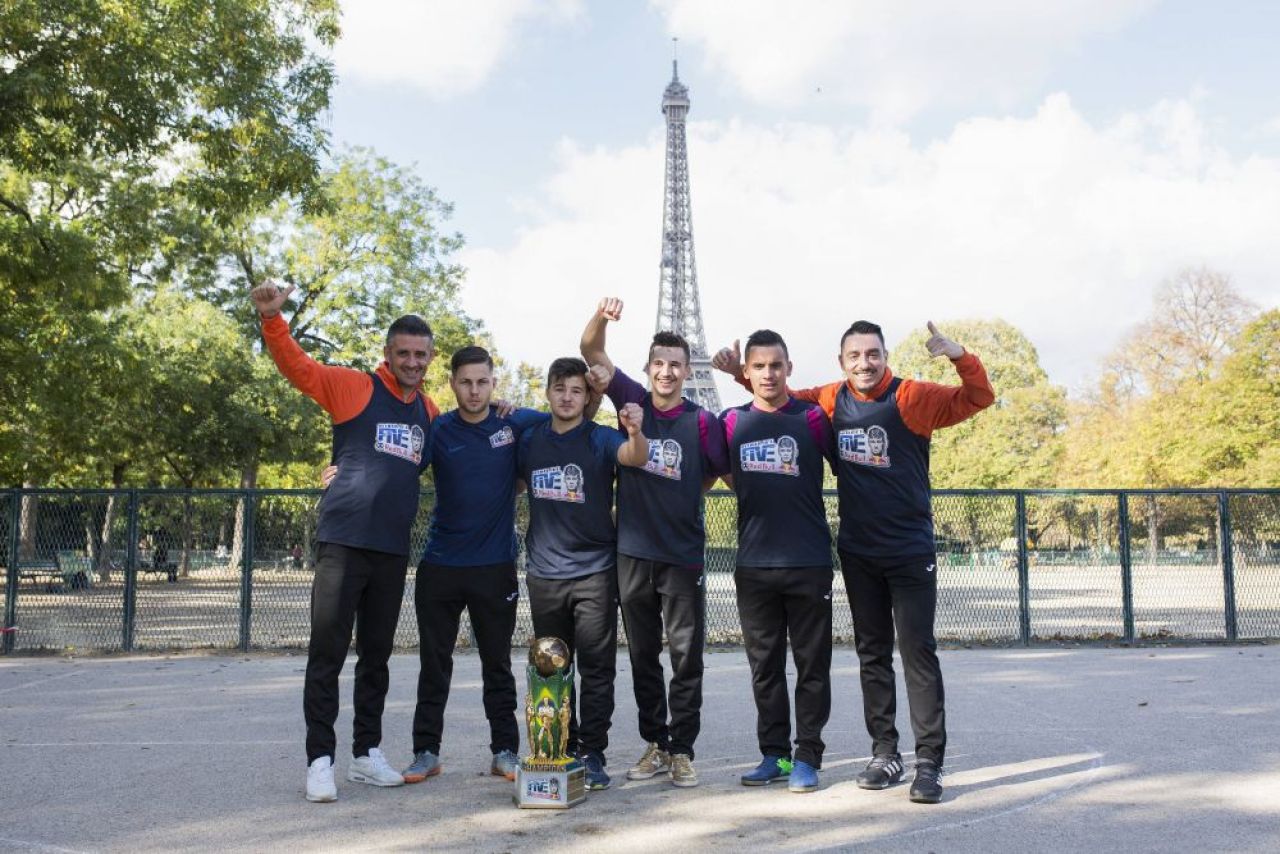Neymar s-a fotografia cu steagul Romaniei: