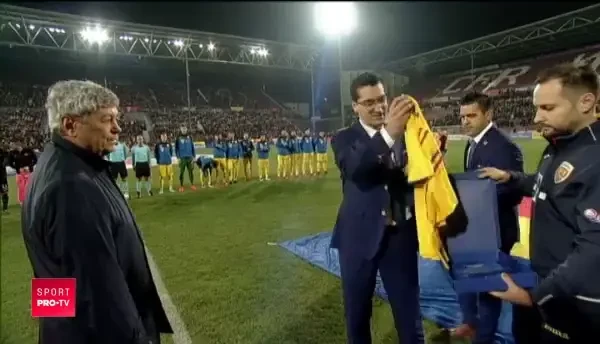 TOT stadionul in picioare pentru Lucescu! Gest EMOTIONANT inainte de Romania - Turcia. Ce s-a intamplat