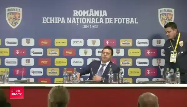 AAAAI VAZUT?! Tataa..... ce sa zic?! GENIAL. Contra, primit cu PALINCA la conferinta. Cum a reactionat cand a vazut sticla pe masa :)))))