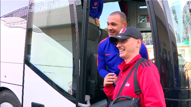 Marele Gullit e la Bucuresti! Un fan roman s-a pus in fata autocarului: O poza, va rog! Romania - Olanda, ProTV!