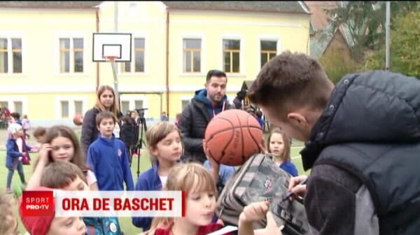 Uriasii de la Cluj s-au intors la scoala! Au fost luati cu asalt de copii! VIDEO
