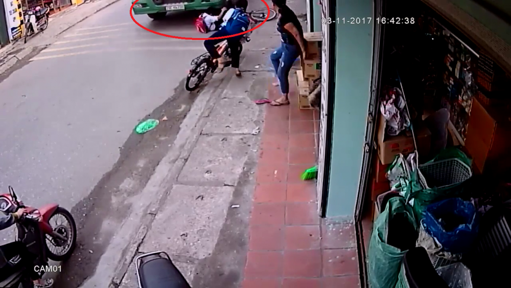 Momentul IREAL in care soferul unui camion evita un copil cazut de pe bicicleta! Manevra incredibila. VIDEO