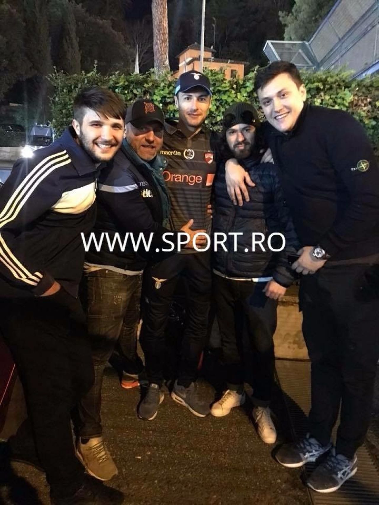 Fanii dinamovisti s-au dus si ei dupa Radu Stefan la Roma! Cum a reactionat fundasul cand s-a intalnit cu ei: FOTO_1