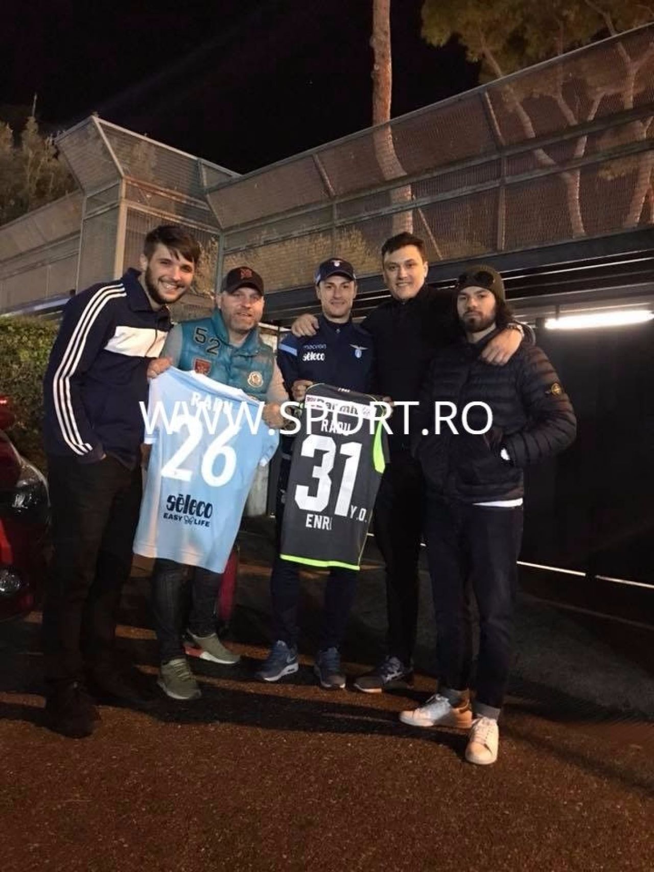 Fanii dinamovisti s-au dus si ei dupa Radu Stefan la Roma! Cum a reactionat fundasul cand s-a intalnit cu ei: FOTO_4