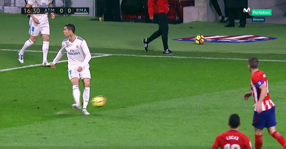 Ronaldo a incercat un no look pass si a starnit valva pe internet! Ironiile rivalilor: Ronaldinho plange cand te vede