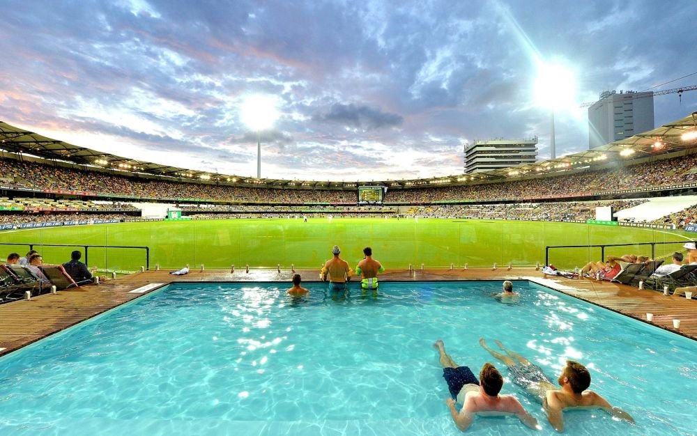 Primul stadion din lume cu PISCINA in loc de peluza! Fanii se racoresc in timp ce vad meciul! FOTO_3