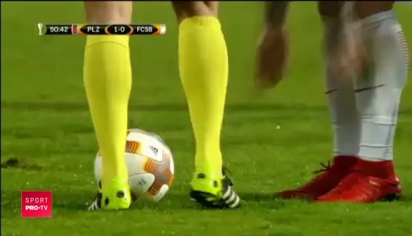 "Bai, hai te rog! Te rog eu frumos!" Faza incredibila: Alibec s-a rugat de Balasa sa-l lase sa execute lovitura libera! Moment "ca la PSG". VIDEO