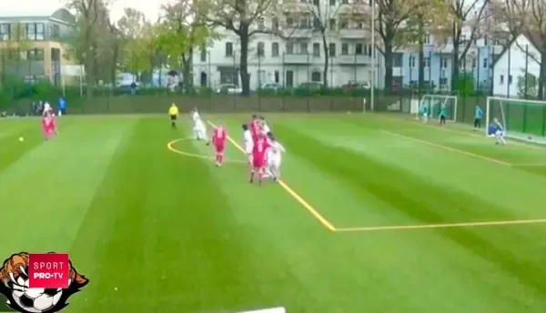 Nu e joc video! Lovitura libera IREALA inventata de o echipa U16 din Germania! VIDEO