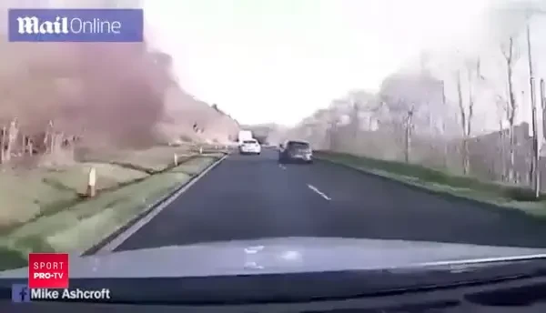 Accident infiorator din cauza unui sofer nerabdator! Momentul in care trei masini ZBOARA de pe sosea. VIDEO