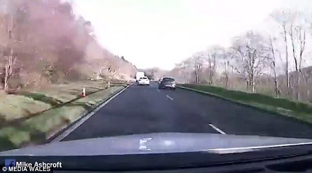 Accident infiorator din cauza unui sofer nerabdator! Momentul in care trei masini ZBOARA de pe sosea. VIDEO