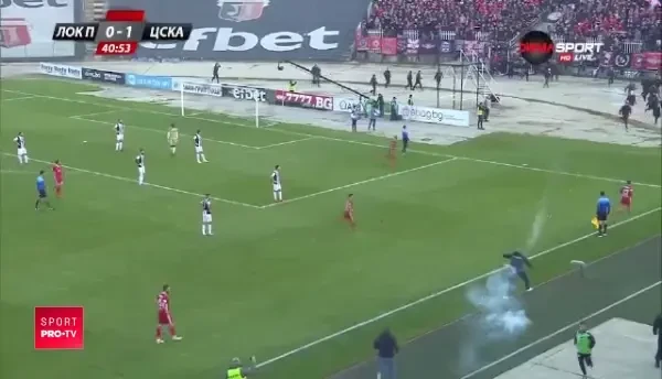 Imagini socante in Bulgaria, dupa ce huliganii au intrat mascati si inarmati in teren! VIDEO