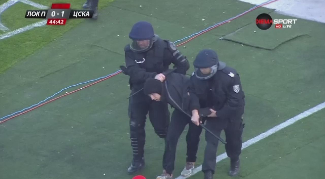 Imagini socante in Bulgaria, dupa ce huliganii au intrat mascati si inarmati in teren! VIDEO_1