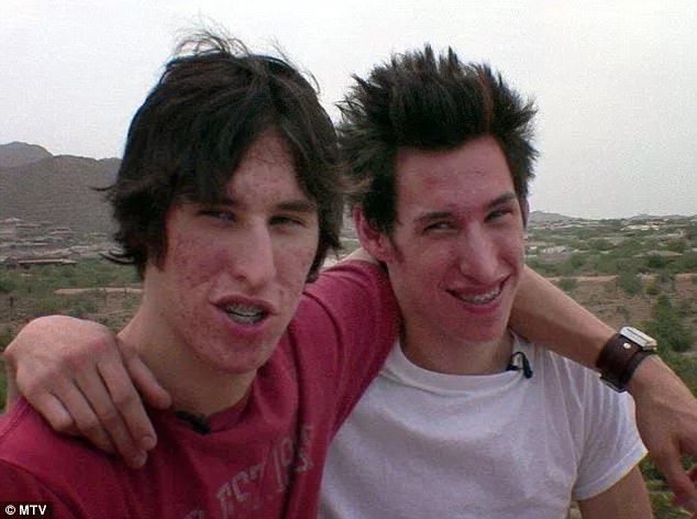 Gemenii care au platit cate 20.000 de dolari ca sa arate ca Brad Pitt: