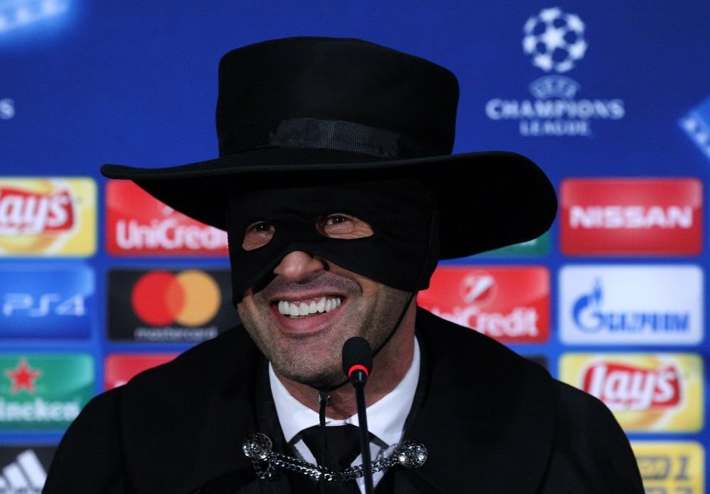 Doar ZORRO il putea invinge pe Guardiola! Cum a aparut antrenorul lui Sahtior la conferinta de presa dupa ce a oprit seria de 20 de victorii a lui Man City