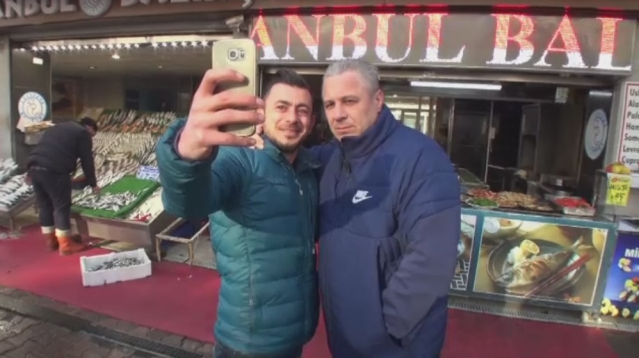 Momente fabuloase cu Sumudica pe strazile din Kayseri! Turcii sunt innebuniti dupa antrenorul lor si ii dau totul pe gratis :)_2