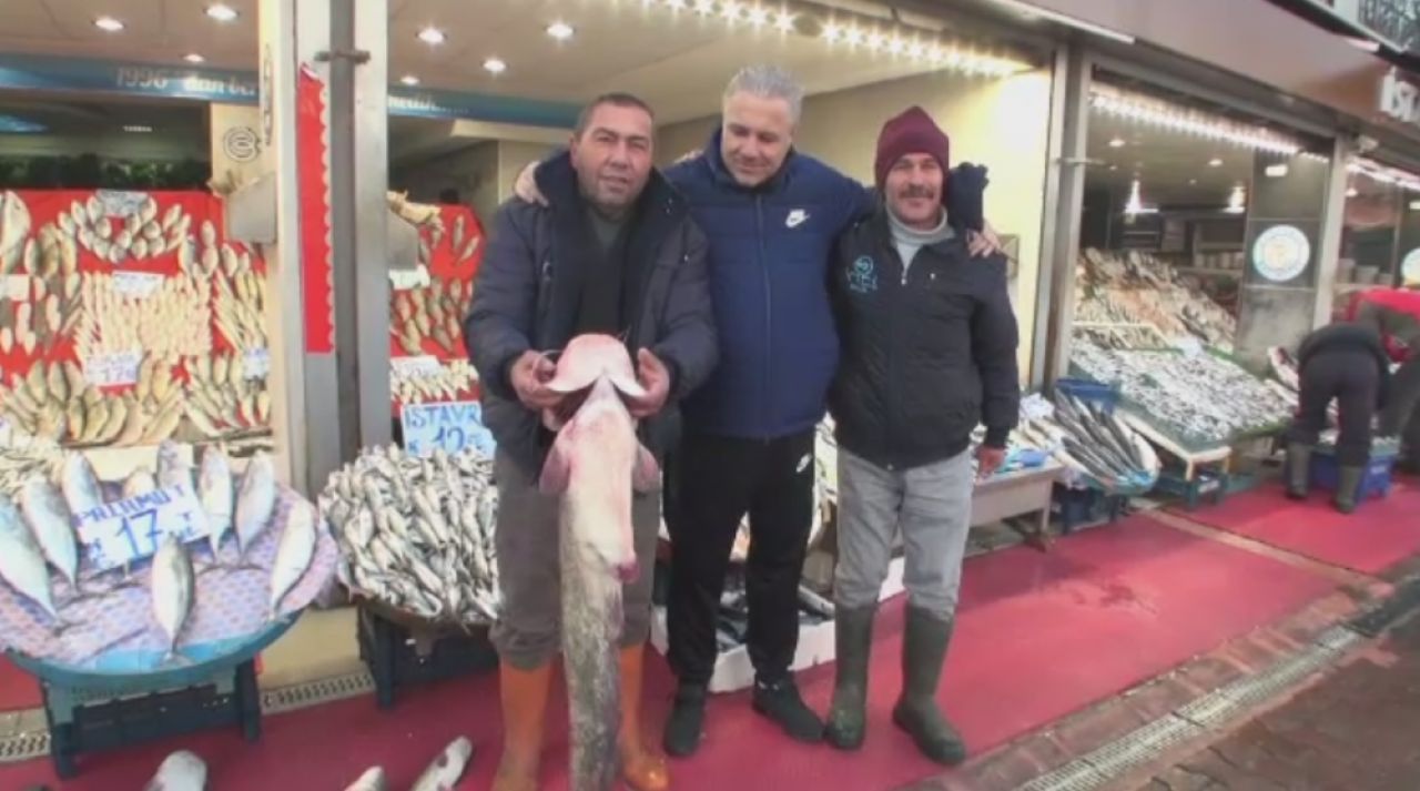 Momente fabuloase cu Sumudica pe strazile din Kayseri! Turcii sunt innebuniti dupa antrenorul lor si ii dau totul pe gratis :)_3