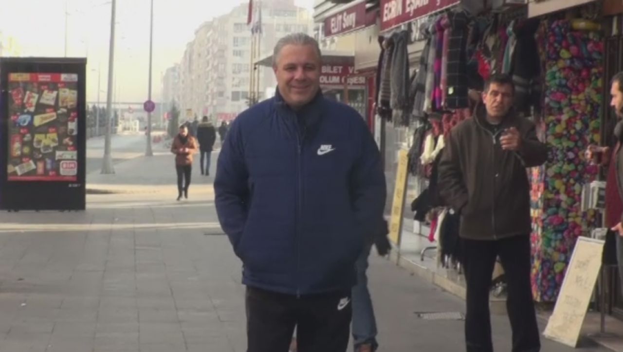 Momente fabuloase cu Sumudica pe strazile din Kayseri! Turcii sunt innebuniti dupa antrenorul lor si ii dau totul pe gratis :)_4