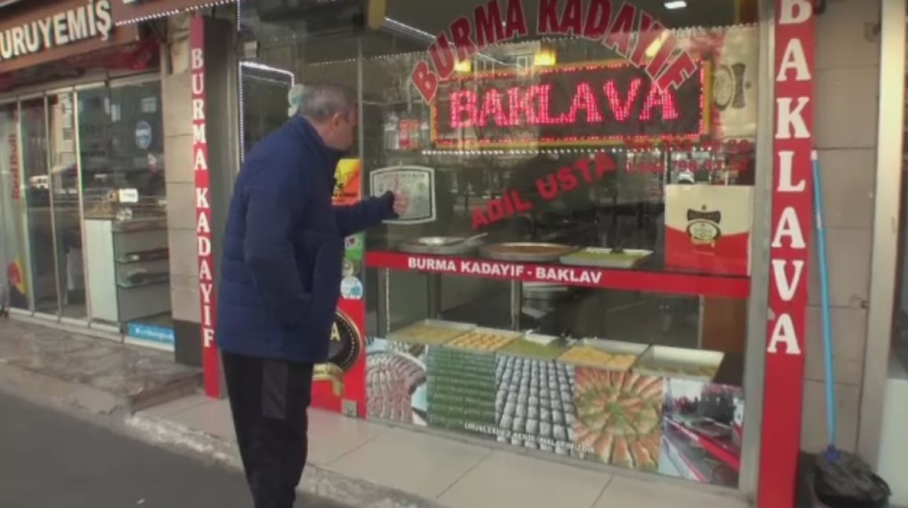 Momente fabuloase cu Sumudica pe strazile din Kayseri! Turcii sunt innebuniti dupa antrenorul lor si ii dau totul pe gratis :)_5