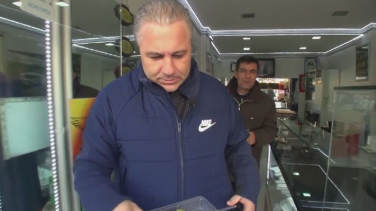 Momente fabuloase cu Sumudica pe strazile din Kayseri! Turcii sunt innebuniti dupa antrenorul lor si ii dau totul pe gratis :)_9
