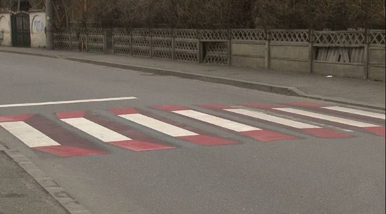 FABULOS! O Primarie din Romania a incercat sa implementeze o trecere de pietoni 3D ca in Islanda! Rezultatul e catastrofal! :)) FOTO_3