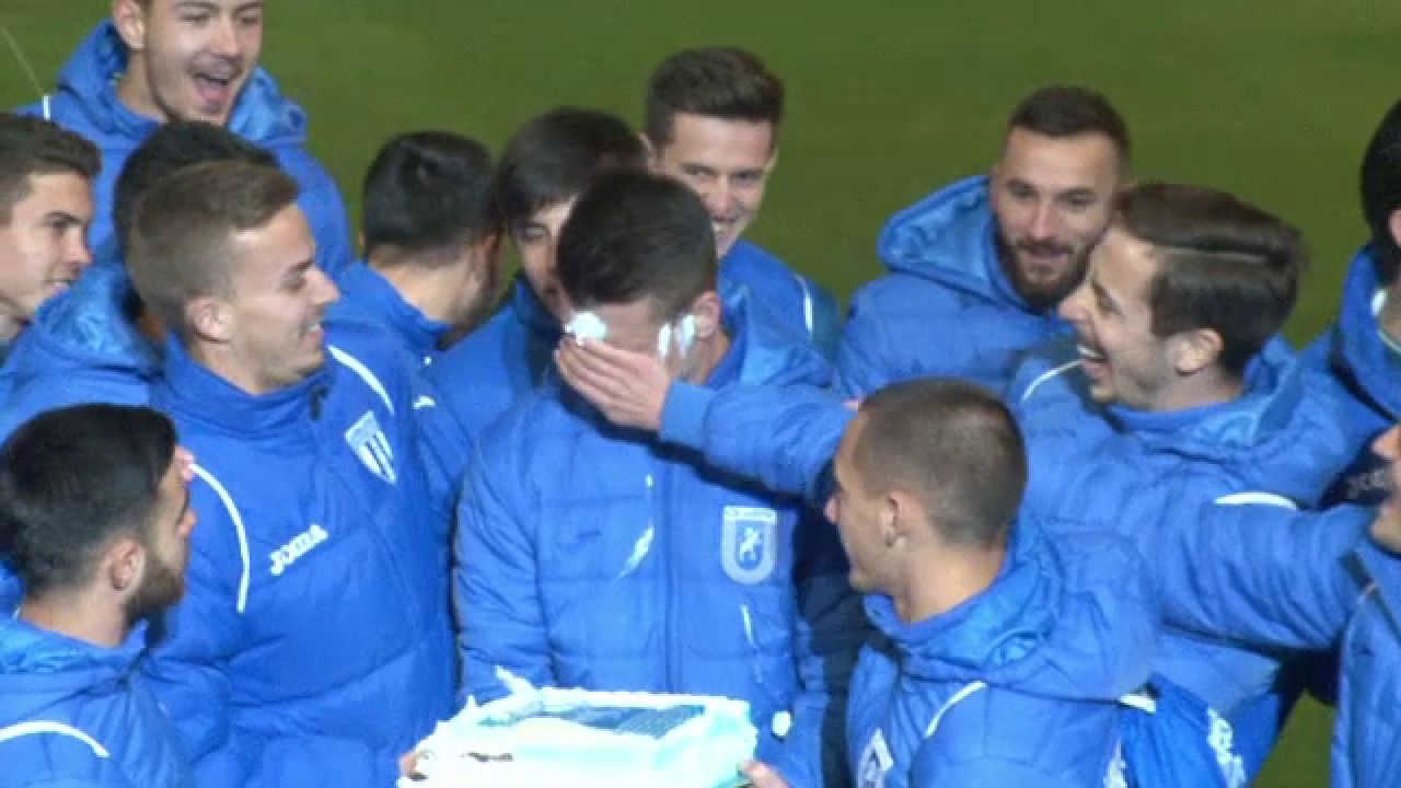 Distractie pe cinste la CSU Craiova: Mos Craciun a venit cu balonul de aer pe stadionul de milioane al oltenilor! Iata cum arata sarbatoritul zilei dupa ce a primit tortul_1