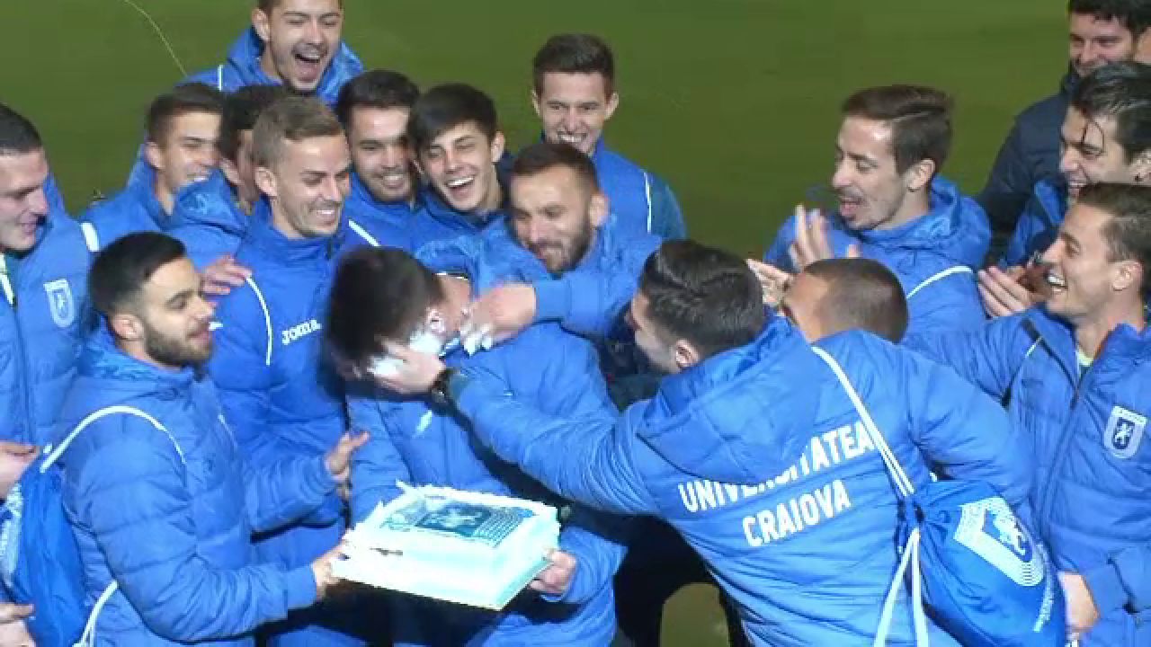 Distractie pe cinste la CSU Craiova: Mos Craciun a venit cu balonul de aer pe stadionul de milioane al oltenilor! Iata cum arata sarbatoritul zilei dupa ce a primit tortul_2