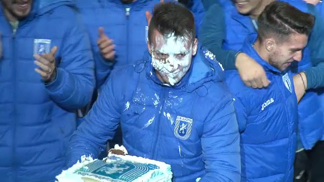 Distractie pe cinste la CSU Craiova: Mos Craciun a venit cu balonul de aer pe stadionul de milioane al oltenilor! Iata cum arata sarbatoritul zilei dupa ce a primit tortul_3