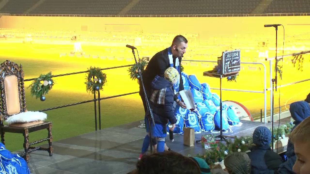 Distractie pe cinste la CSU Craiova: Mos Craciun a venit cu balonul de aer pe stadionul de milioane al oltenilor! Iata cum arata sarbatoritul zilei dupa ce a primit tortul_4