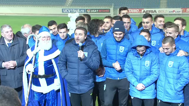 Distractie pe cinste la CSU Craiova: Mos Craciun a venit cu balonul de aer pe stadionul de milioane al oltenilor! Iata cum arata sarbatoritul zilei dupa ce a primit tortul_7