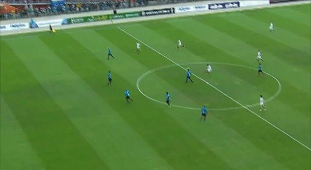 MAGIA lui Ronaldinho nu poate sa dispara! Gol FABULOS din propria jumatate de teren reusit de brazilian! Iata faza de senzatie. VIDEO