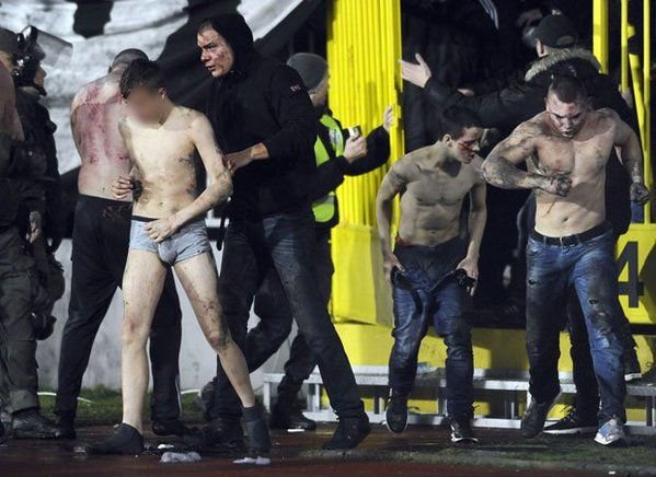 Scene socante: a fost macel la Partizan - Steaua Rosie! Ultrasii lui Partizan s-au batut intre ei, iar invinsii au fost dezbracati la piele si arsi cu tortele