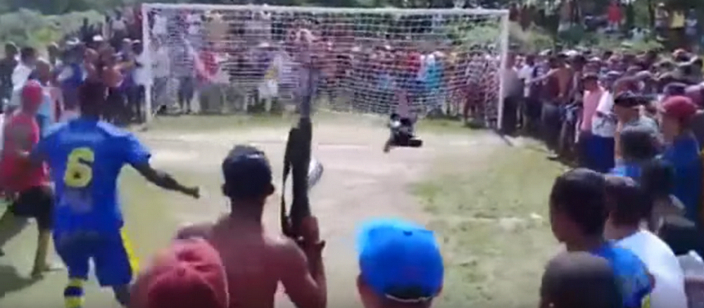 Se pregatea sa execute un penalty cand un suporter inarmat cu un AKM a intrat pe teren! Scene ireale: cum a executat fotbalistul si ce a facut portarul