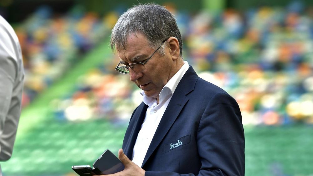 Steaua, condusa de scriitori! :) Valeriu Argaseala lanseaza o carte de poezii! Cum scrie presedintele ros-albastrilor