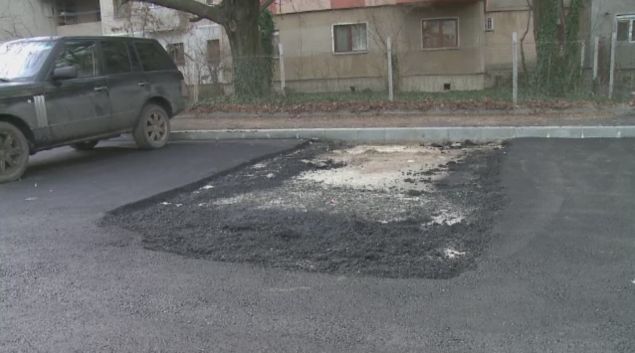 Nu e banc cu olteni :) Muncitorii au turnat asfalt in jurul unei masini, in Craiova, pentru ca n-au dat de proprietar: