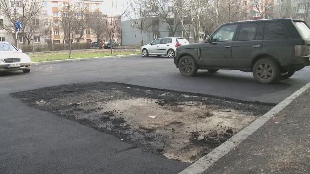Nu e banc cu olteni :) Muncitorii au turnat asfalt in jurul unei masini, in Craiova, pentru ca n-au dat de proprietar: