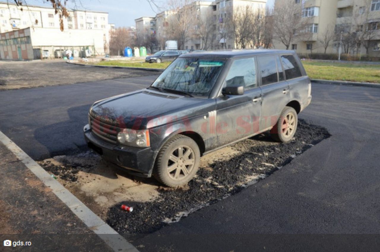 Nu e banc cu olteni :) Muncitorii au turnat asfalt in jurul unei masini, in Craiova, pentru ca n-au dat de proprietar: