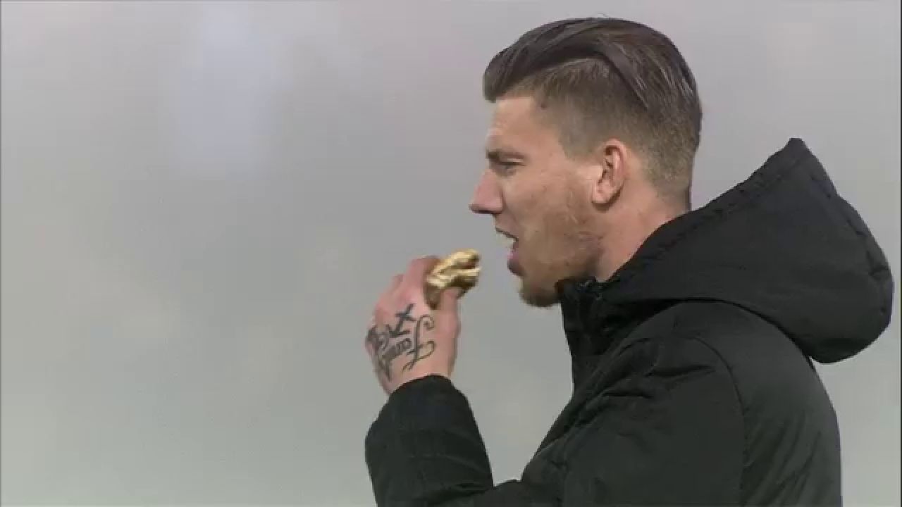 Antrenorul l-a SUSPENDAT imediat dupa ce l-a vazut la TV! Ce facea un jucator de la Feyenoord in timpul unui meci! FOTO_1