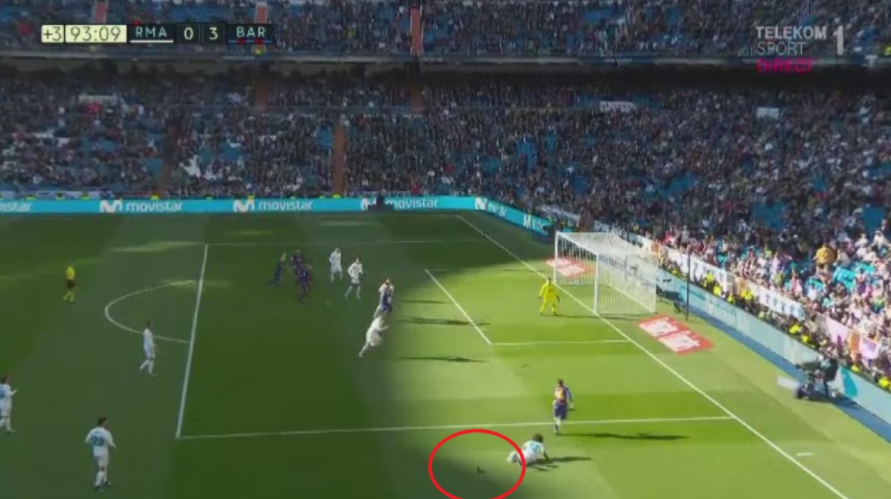 Faza fabuloasa care arata ca Messi e DE NEOPRIT! Argentinianul a jucat descult la faza golului de 3-0 de pe Bernabeu_3