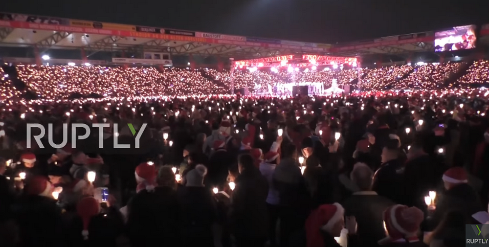 MAGIA sarbatorilor de Craciun! Peste 30.000 de fani au cantat colinde pe stadion! VIDEO