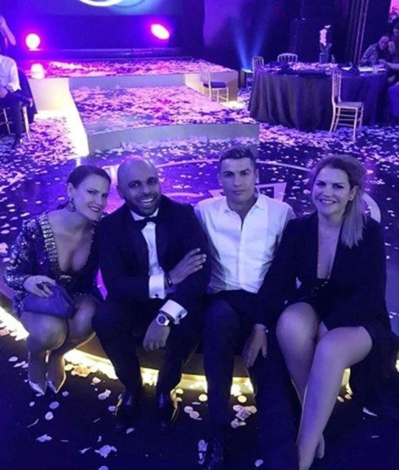 Ronaldo si-a facut propria gala si i-a pus pe prieteni si membrii familiei sa-i dea premii :) FOTO_4