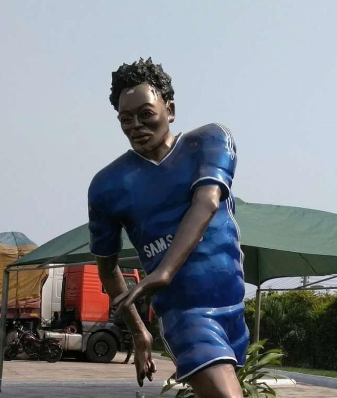 Mania STATUILOR loveste din nou :)) Ce mare jucator al lui Chelsea a fost onorat cu aceasta replica! FOTO