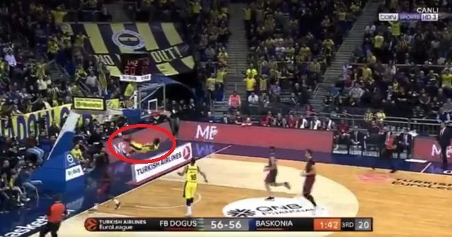 A fost la un pas de o TRAGEDIE dupa un slam dunk! Un jucator a cazut in cap dupa ce a inscris! VIDEO