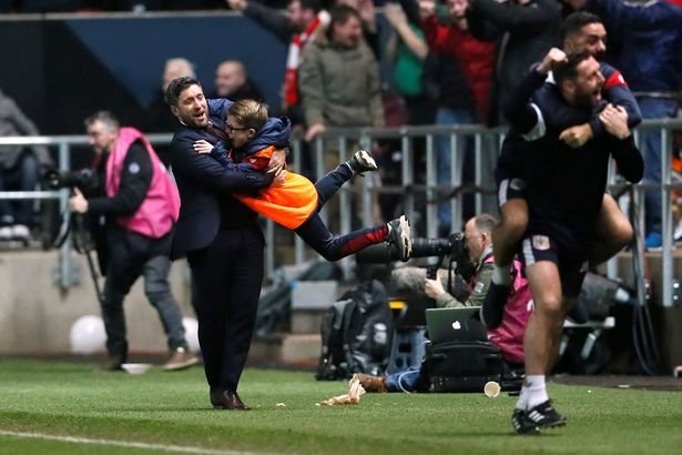 Povestea SOCANTA care se ascunde in spatele celei mai frumoase imagini a anului! Cine e pustiul luat in brate de antrenorul lui Bristol dupa ce l-a DISTRUS pe Mourinho