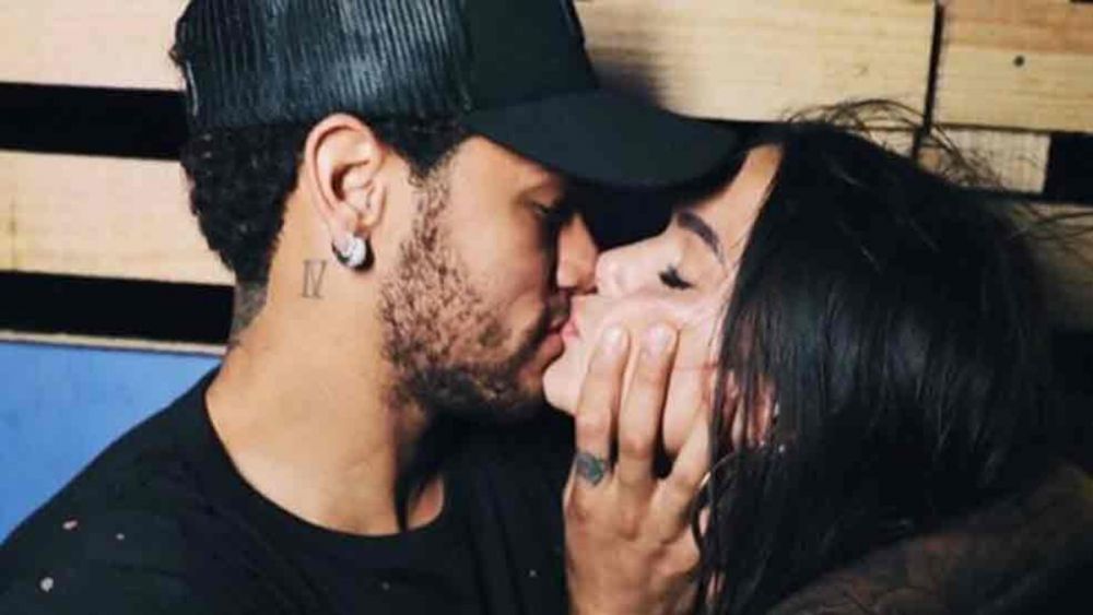 Neymar confirmat noua relatie cu un sarut pasional! Cum arata BOMBA SEXY din Brazilia cu care se iubeste starul lui PSG. FOTO_6