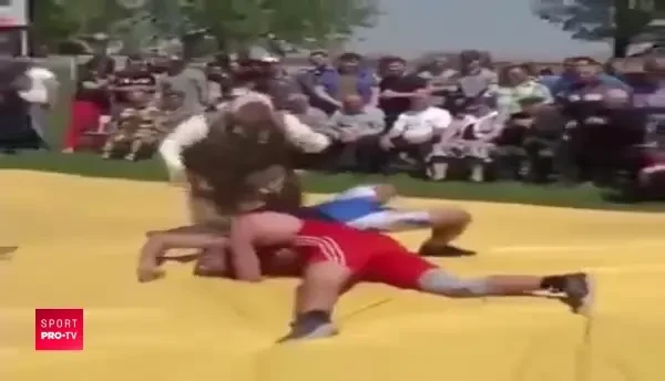 "Ma, mamaie, daca mai dai in nepotel, dau si eu in tine" :)) VIRALUL ZILEI: o bunica intervine intr-un meci de lupte. Ce se intampla apoi