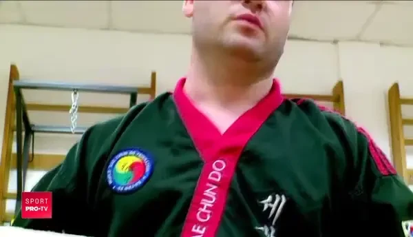 VIDEO | Un instructor de karate vrea sa doboare recordul de batut cuie...cu capul! NU INCERCATI ASA CEVA ACASA :)