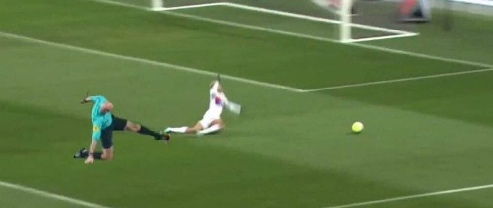 Arbitrul de la Nantes - PSG, suspendat pe termen NELIMITAT! A lovit un jucator, apoi l-a eliminat! VIDEO_5