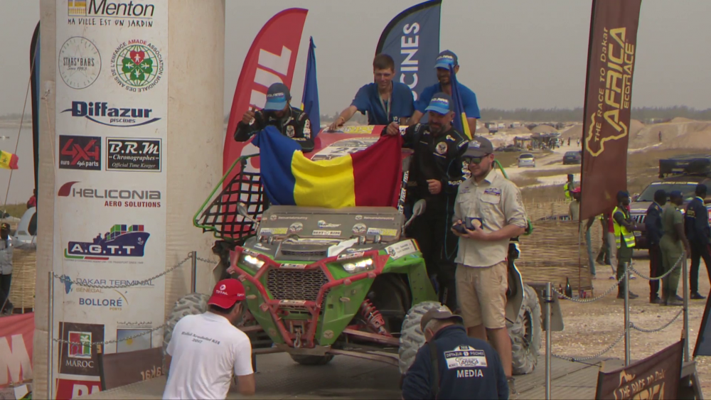 Steagul Romaniei, la Dakar! Primii romani care au trecut linia de sosire au fost primiti de Ambasada Romaniei din Senegal! VIDEO