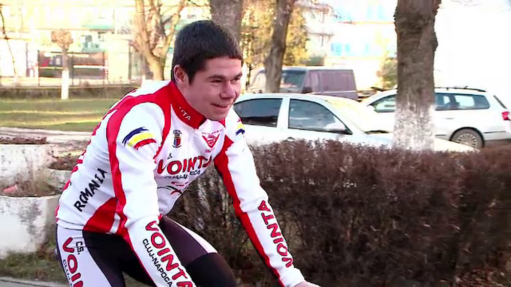Studentul care a ajuns campion la ciclism de NEVOIE: Pedalam cate 60 km pe zi ca sa merg la scoala! VIDEO