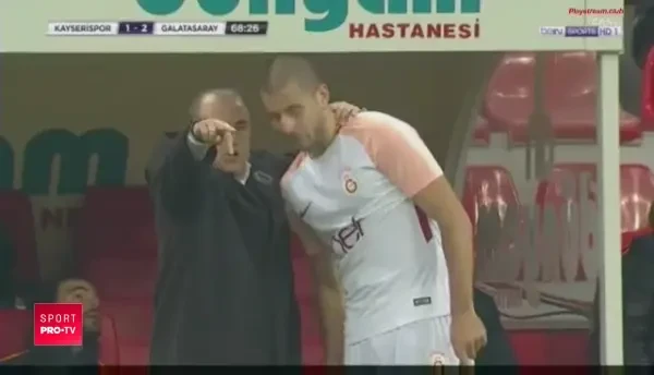 Sumudica a INNEBUNIT! I-a impins si i-a injurat pe brancardieri! VIDEO BOMBA: ce a facut in derby-ul cu Galatasaray